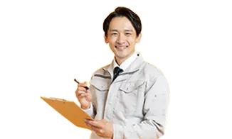 ボードを持つ男性スタッフ